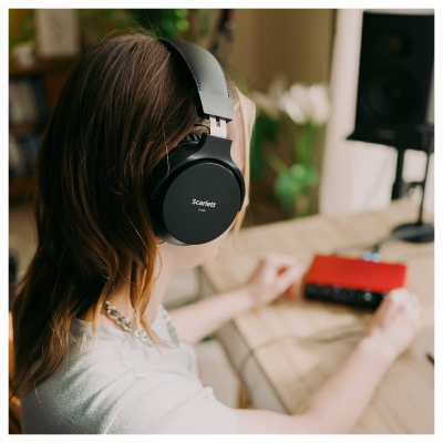 Focusrite Scarlett 2i2 Studio 4th Gen Recording Pack