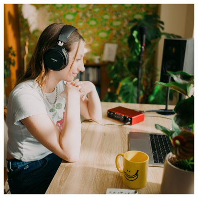 Focusrite Scarlett 2i2 Studio 4th Gen Recording Pack