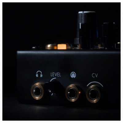 Instruo Seashell Hybrid Desktop Synthesizer
