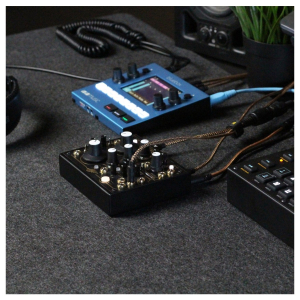 Instruo Seashell Hybrid Desktop Synthesizer